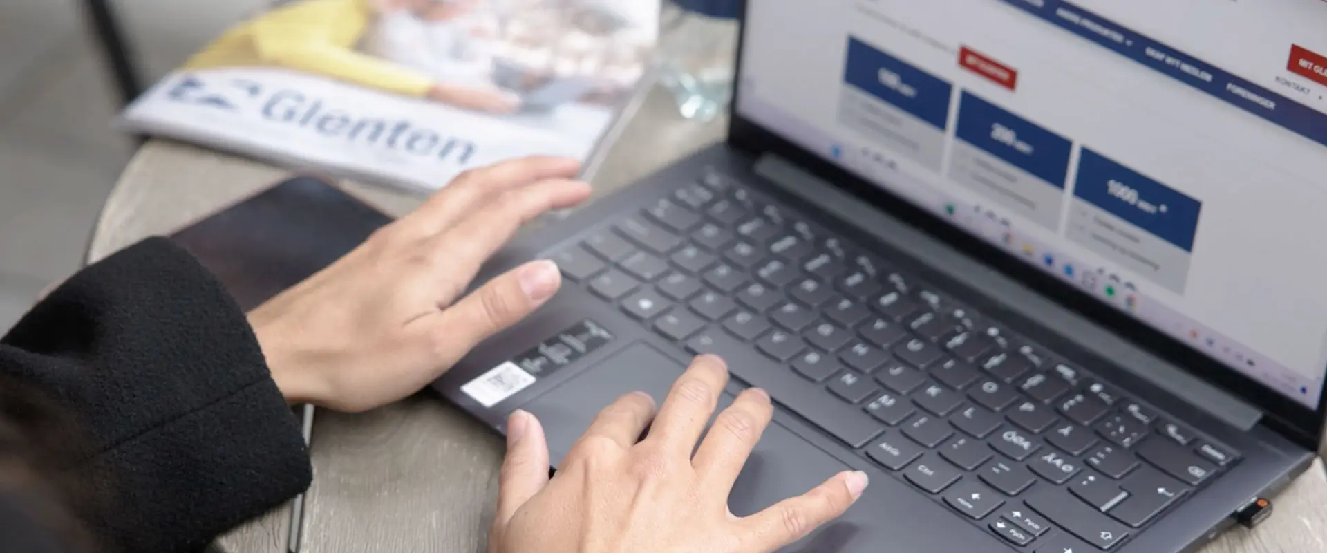 Kvinde sidder med bærbar computer